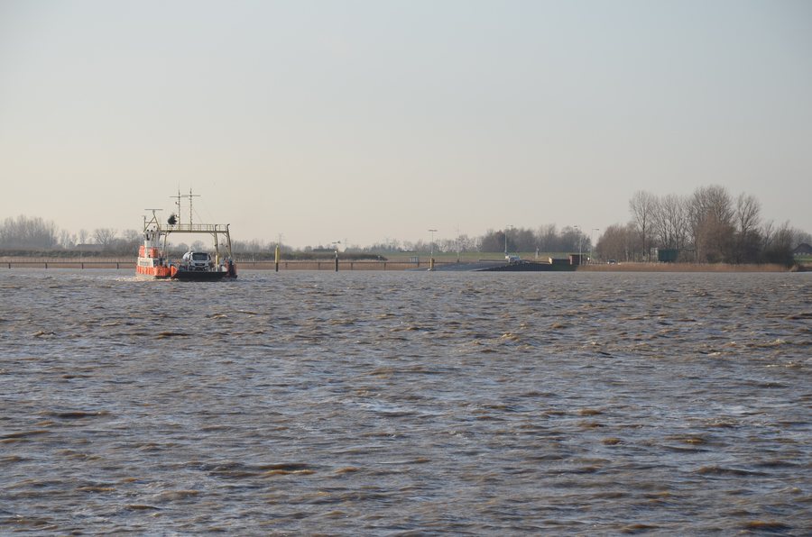 File:Weserfähre Brake Sandstedt 01.jpg