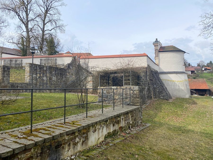 File:DEU Neuburg am Inn, Schloss Neuburg 0006.jpg