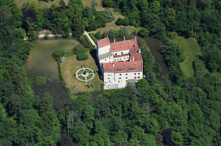 Aerial image of Schloss Reichertshausen (view from the southwest)