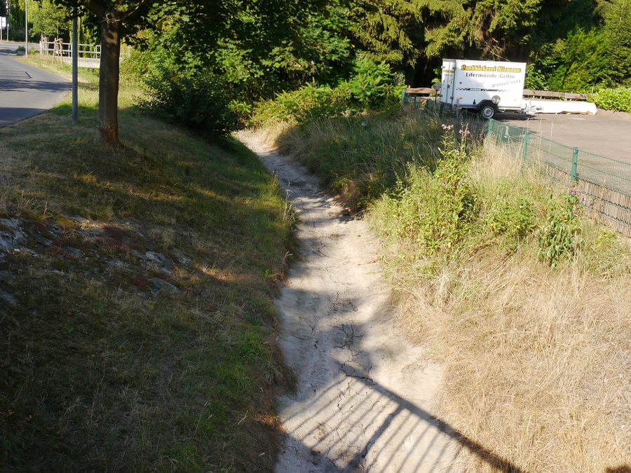 File:Der Lauf des Pilgerbaches in Edermünde-Grifte.jpg