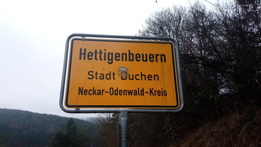 File:Place name sign Hettigenbeuern.jpg