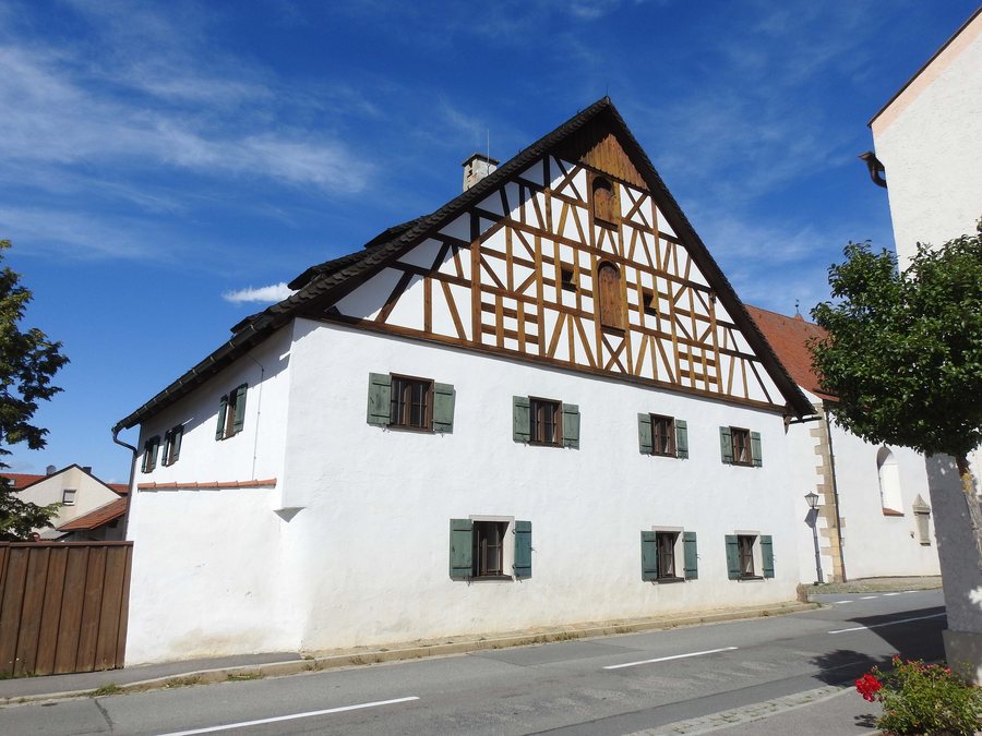 File:Cham, CHA - Chammünster - Pfarrer-Biendl-Str Nr 1 v S.jpg