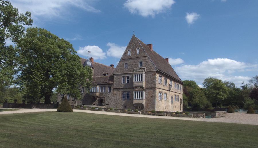 File:Hülsede - Wasserschloss Hülsede.jpg