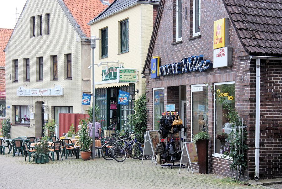 File:Dahlenburg, Häuserzeile Am Markt.jpg