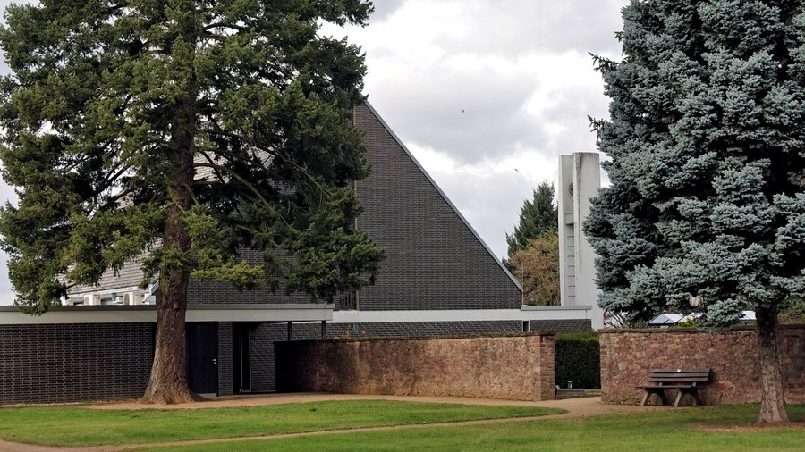 Erzhausen cemetery chapel and historic cemetery wall