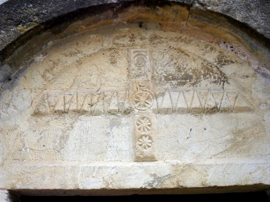 File:Ober-Werbe - Langhaus von Westen - romanisches Portal - Tympanon mit Kerbschnitt-Ornamentik-24062013.JPG