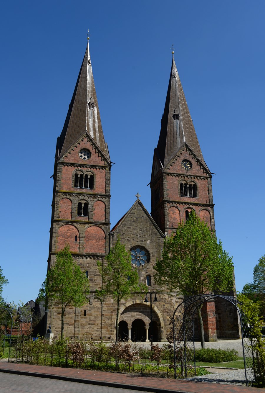 File:Bücken, Dom.jpg