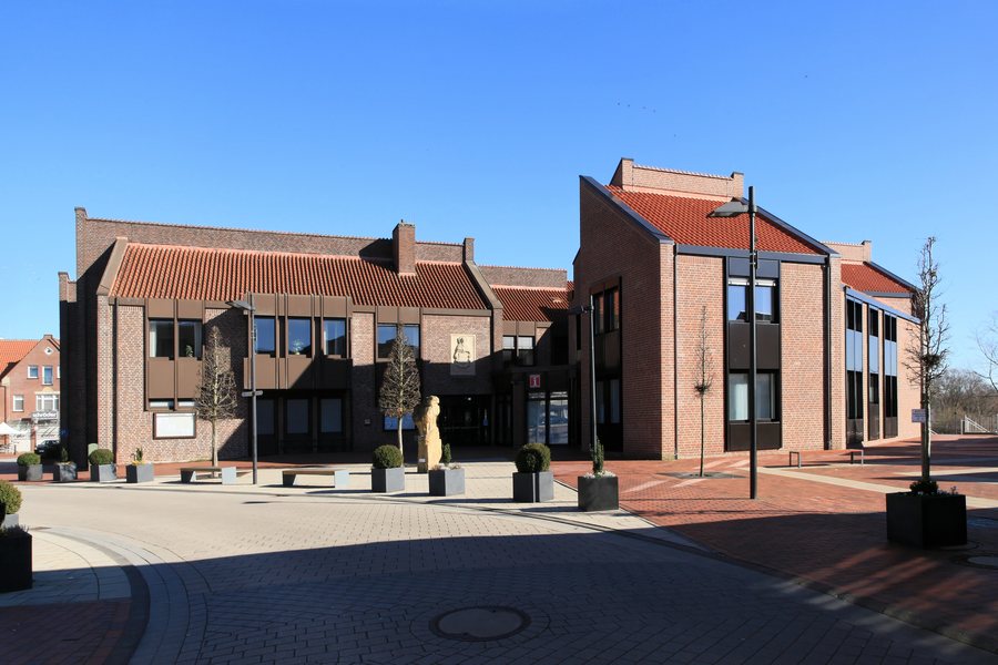 File:Haselünne - Krummer Dreh + Flusslandschaft (Angela Große) + Rathaus 01 ies.jpg