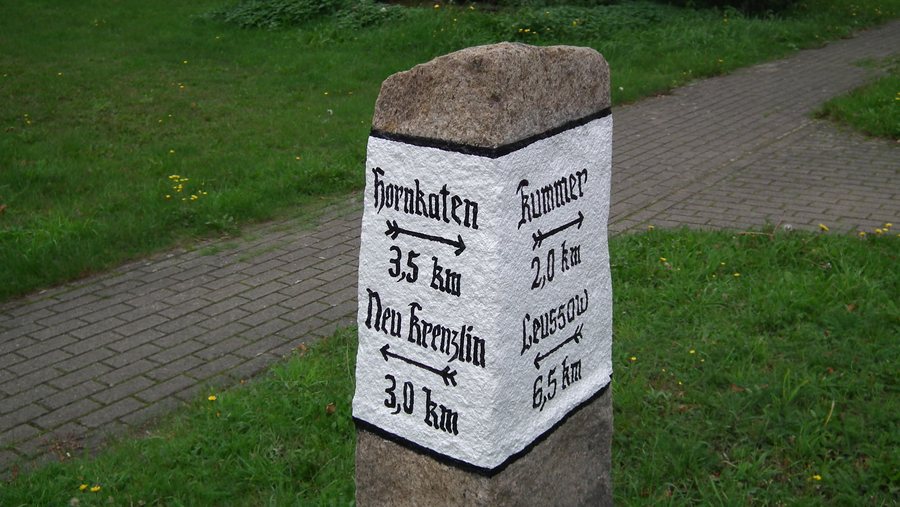 File:Kilometerstein Göhlen 2.JPG