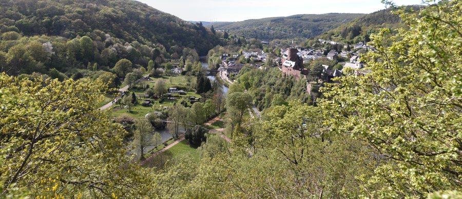 File:Burg Hengebach, Heimbach von SO.jpg