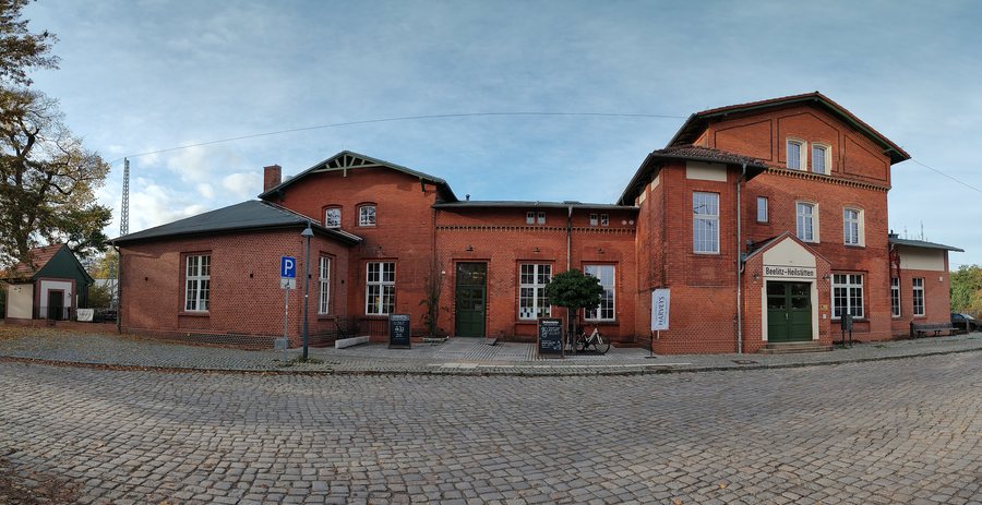 File:Bahnhofsgebäude Beelitz-Heilstätten.jpg