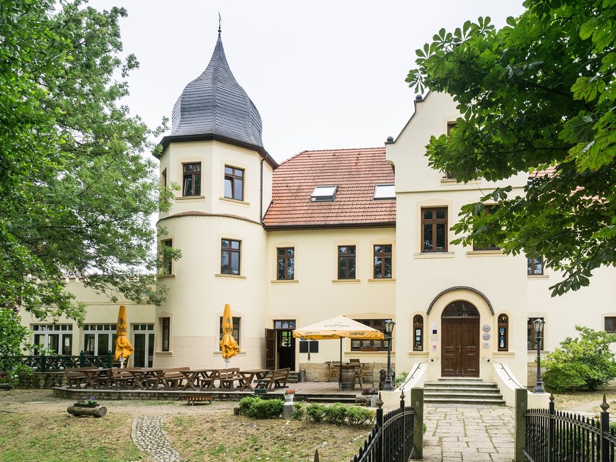 File:Maasdorf Herrenhaus.jpg