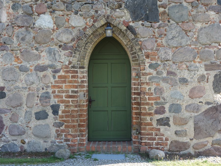 File:Dorfkirche Ahrensdorf (Ludwigsfelde) 2019 Westportal.jpg