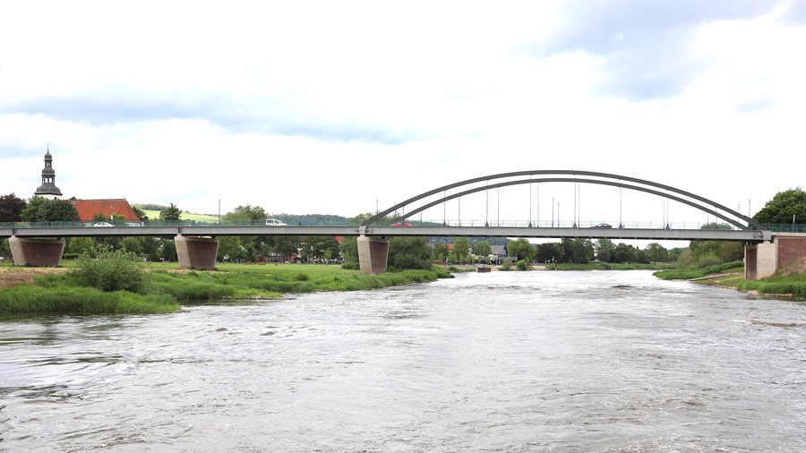 File:Beverungen-Weserbrücke.jpg