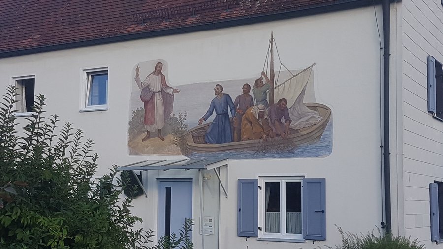 File:Das Fischwunder als Wandgemälde am Pfarrhaus von Bidingen ggü. der Kirche.jpg