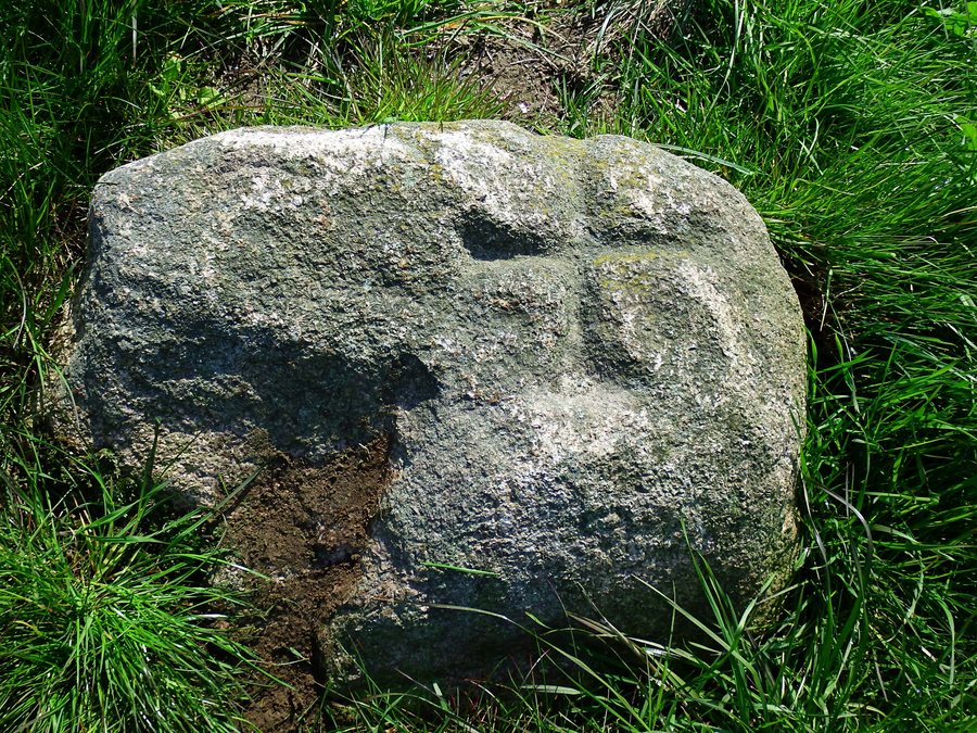 File:Niedersachsen, Rosengarten, nördlich von Sieversen, nordwestlich von Klein-Leversen, Wanderblockteilstück mit eingehauenem Kreuz, Naturdenkmal ND WL 00016.jpg