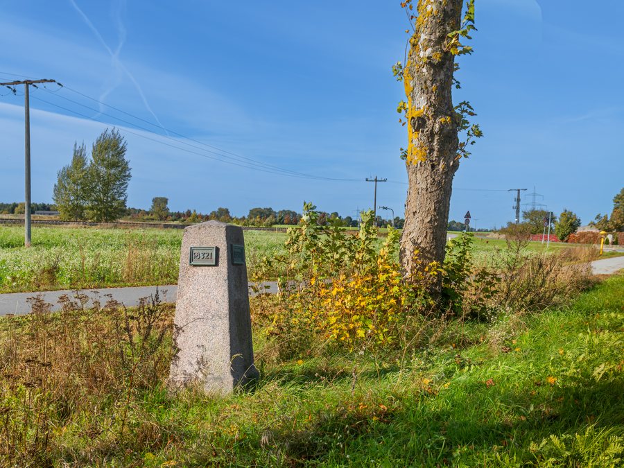 File:Zapel-Hof Mecklenburg-Schweriner Ganzmeilenobelisk-02.jpg