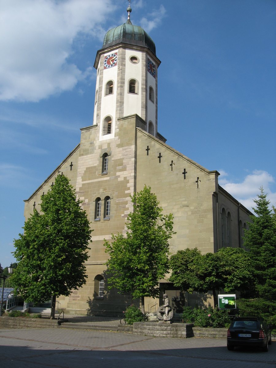 File:Bühlertann, St. Georg, Blick nach ENE über den Kirchplatz auf Westfassade und Turm.JPG
