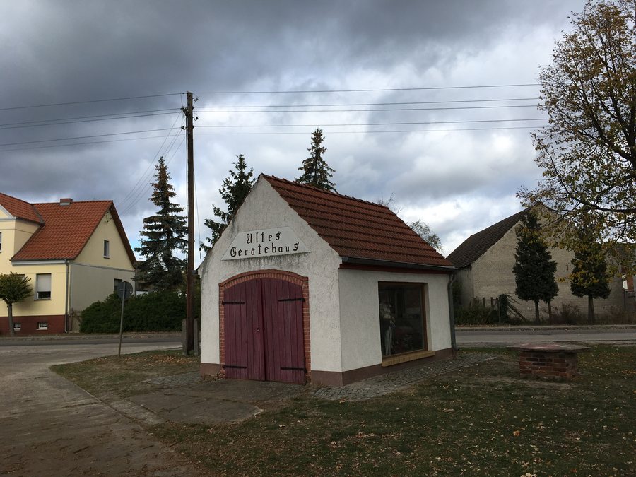 File:Dobbrikow Altes Gerätehaus.jpg