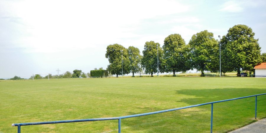 File:Sportplatz Kuppingen - panoramio.jpg