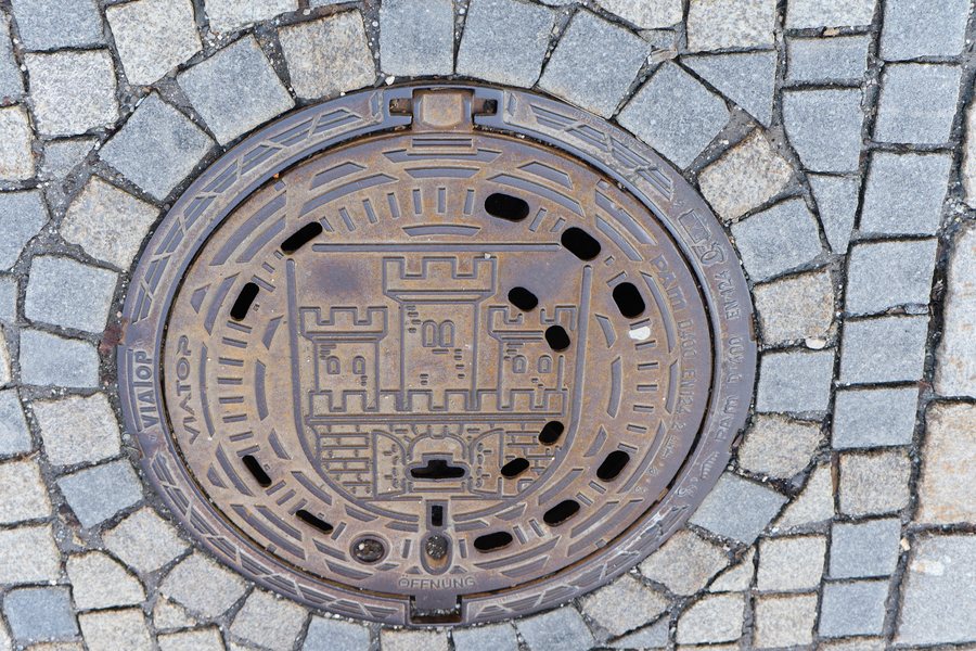 File:Weilheim in Oberbayern Kanaldeckel 605.jpg