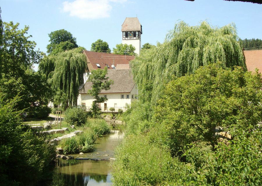 File:Schlichem und Kirchturm Dautmergen.jpg
