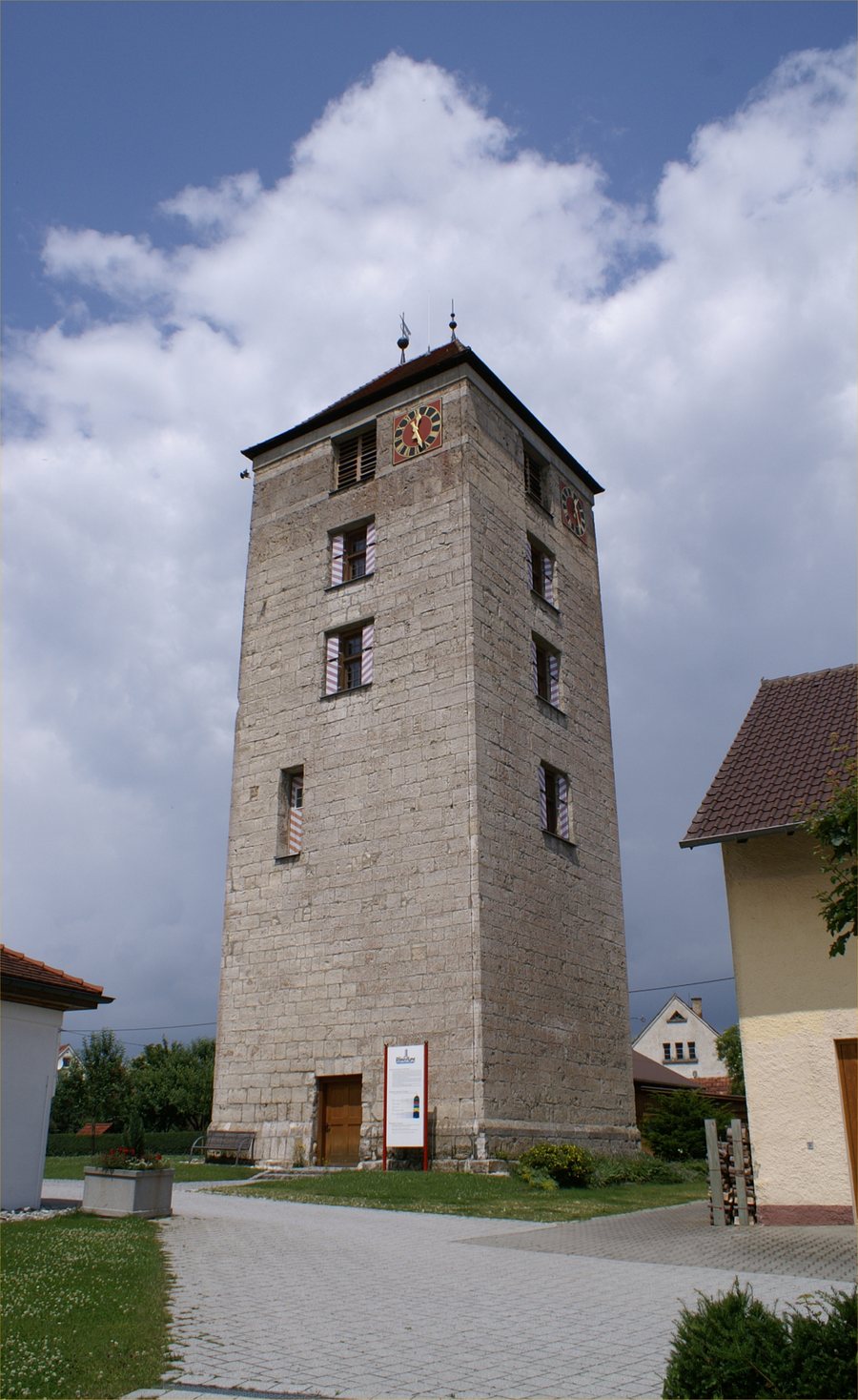 File:Emerkingen Römerturm.jpg