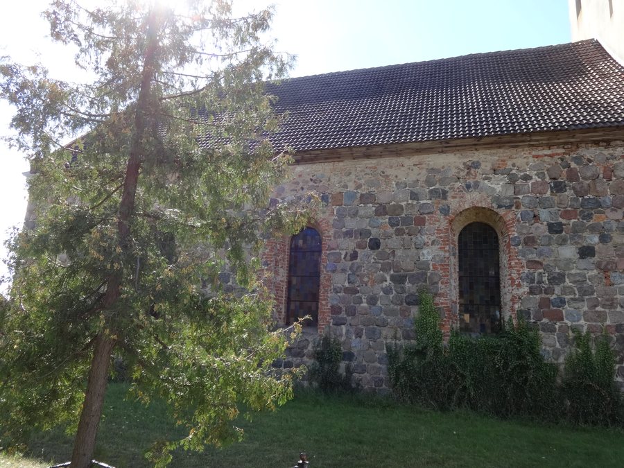 File:Boitzenburger Land Haßleben Dorfkirche Nordansicht.jpg