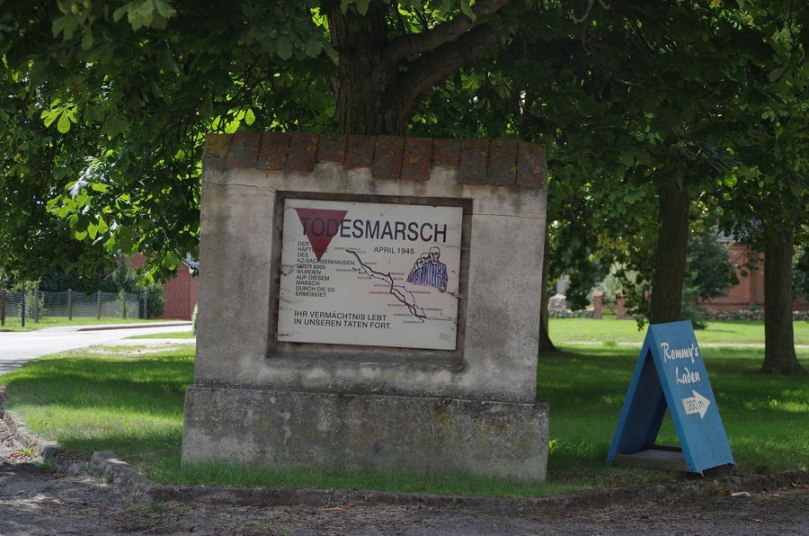 File:Denkmal Todesmarsch Grabow-Below.jpg