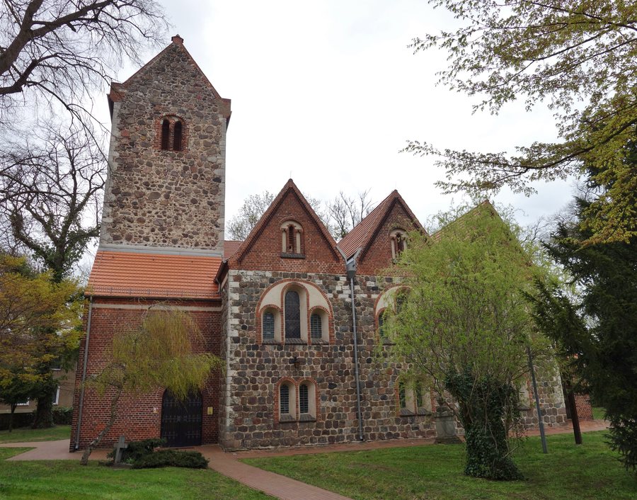 File:Dorfkirche Neuenhagen bei Berlin 2019 S.jpg