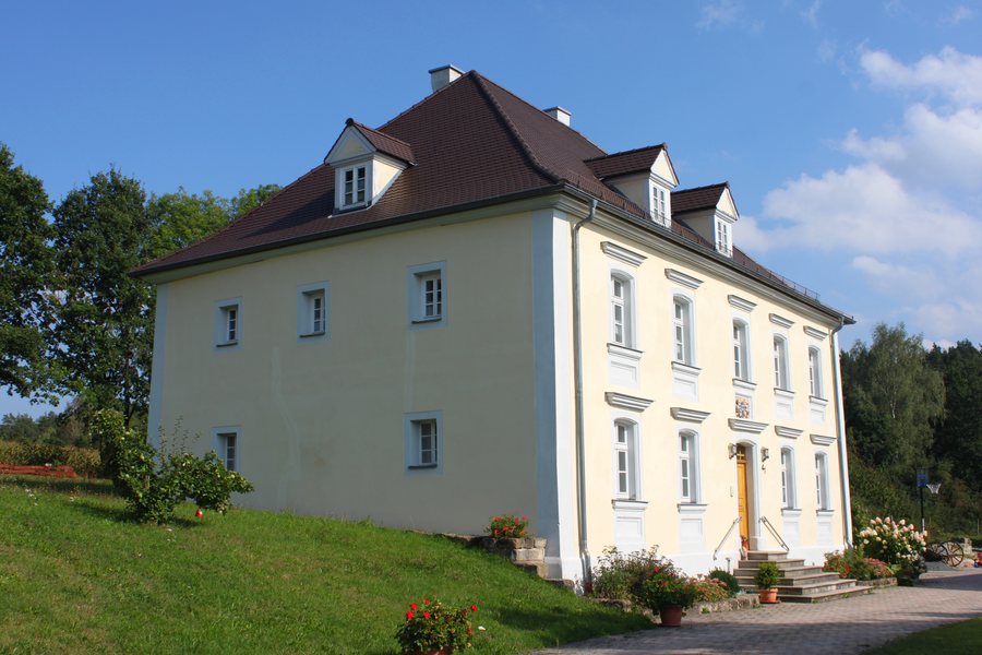File:Seybothenreuth Hauptstraße 41 Schlösschen.JPG