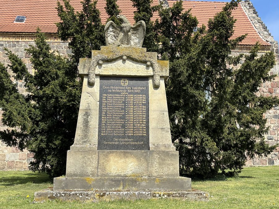 File:Dorfkirche Langenlipsdorf Gefallenendenkmal.jpg