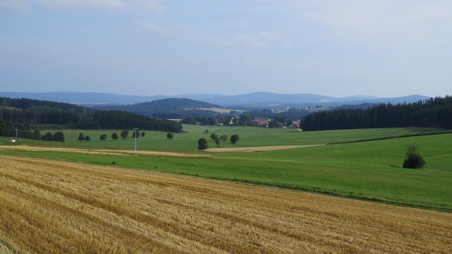 File:Pleystein, NEW - Miesbrunn - Spielhof, Burkhardsrieth v NW.jpg