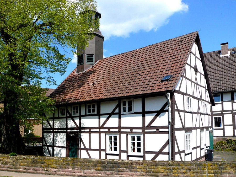 File:Dinkelhausen Kapelle.jpg
