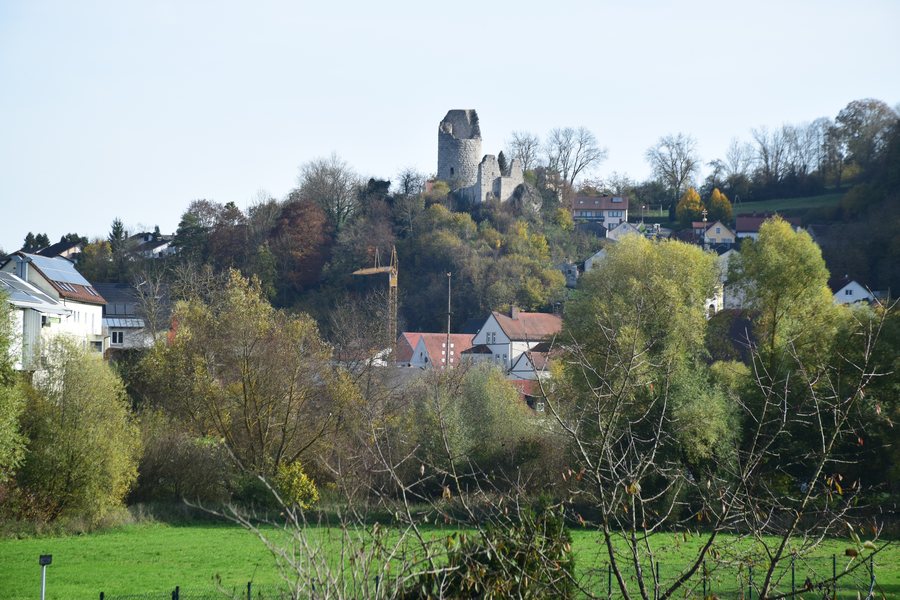 File:Altmannstein mit Burg 01.jpg