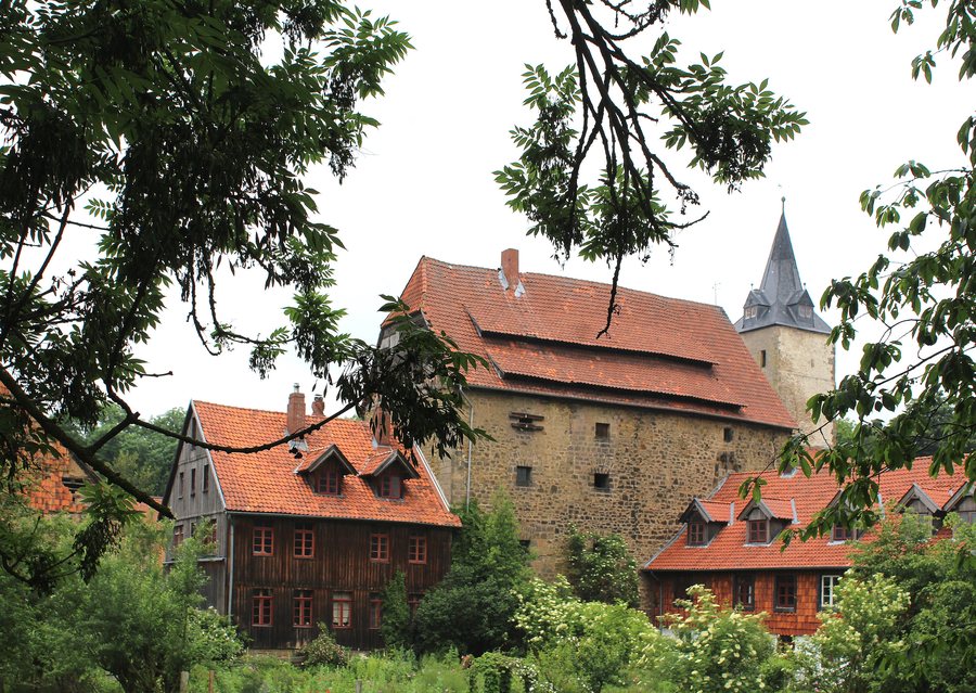 File:Lutter am Barenberge, die Burg.JPG