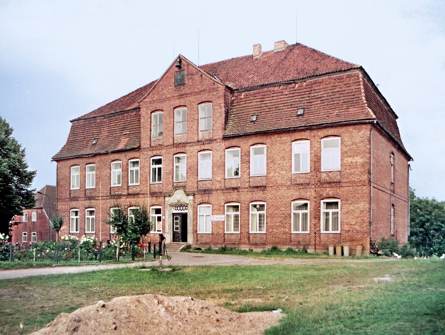 File:19880812300NR Plüschow Schloß.jpg