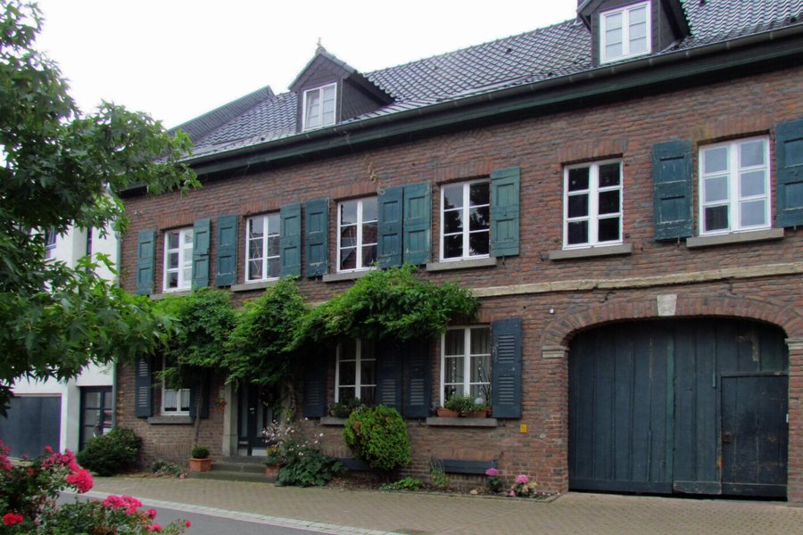 File:A 35 Wohnhaus eines Backsteinhofes, Kirchstraße 28 (Rommerskirchen).jpg