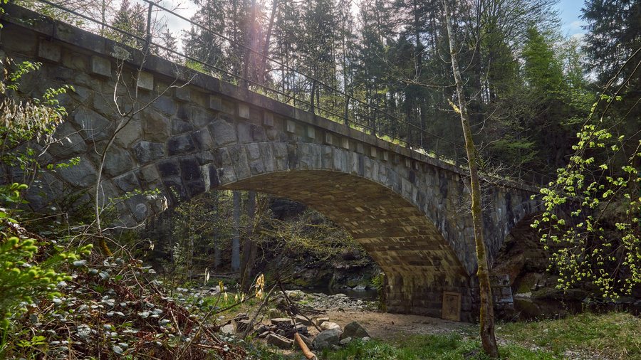 File:Thyrnau, Kellberg, Bahnlinie Passau-Hauzenberg, Eisenbahnbrücke über die Erlau 02.jpg