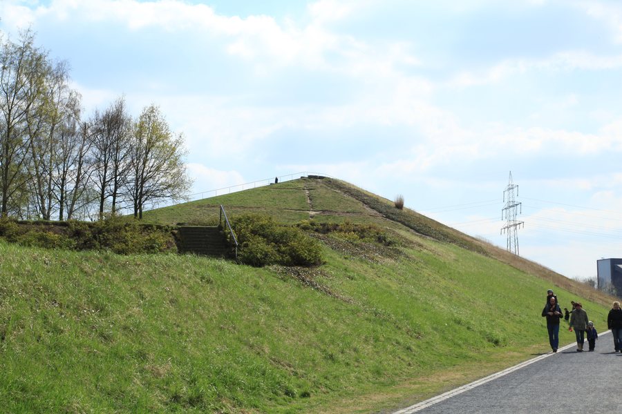 File:Gelsenkirchen - Nordsternpark - Pyramide 01 ies.jpg