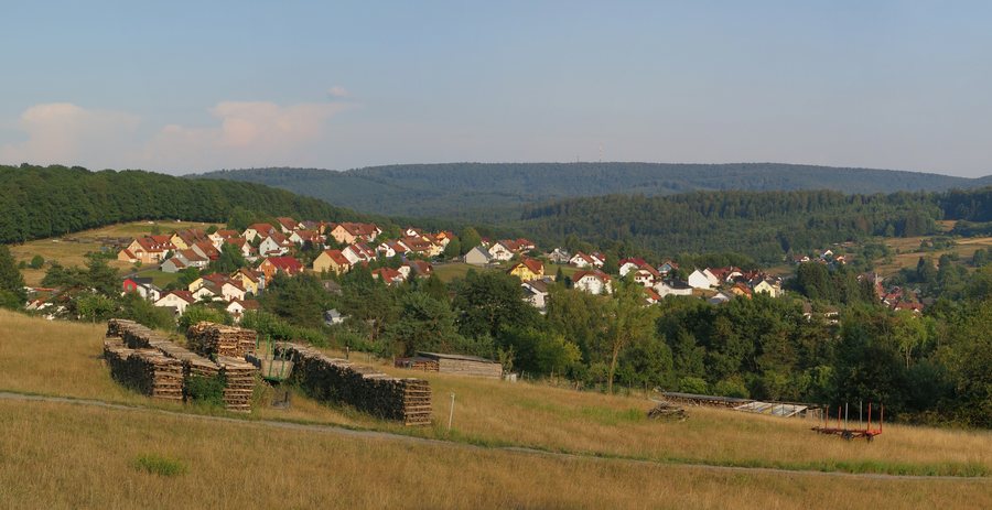 File:Weibersbrunn mit Geiersberg.jpg