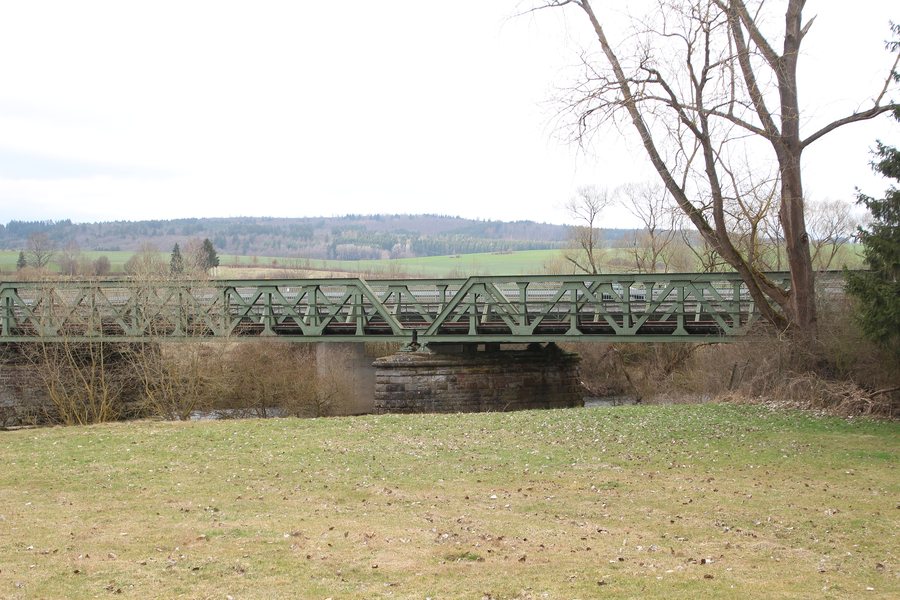 File:Frankenberg (Eder) - Eisenbahnbrücke über die Eder bei Röddenau (001).JPG