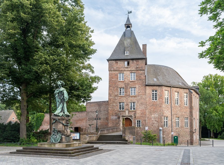 File:Moers, Schloss, 2024-07 CN-01.jpg