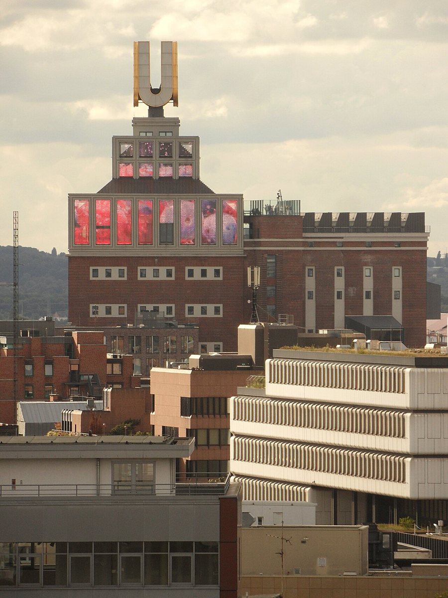 Dortmunder U mit seinem markanten Turm, aus der Innenstadt gesehen