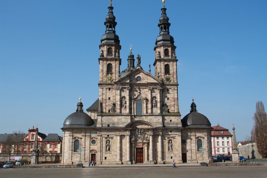 Barocke Fassade des Fuldaer Doms am Domplatz.