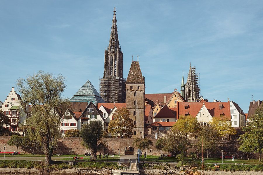Blick über die Donau zum Ulmer Münster und Metzgerturm