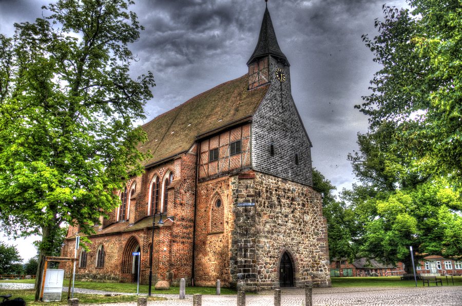 File:Klosterkirche in Zarrentin am Schaalsee.jpg