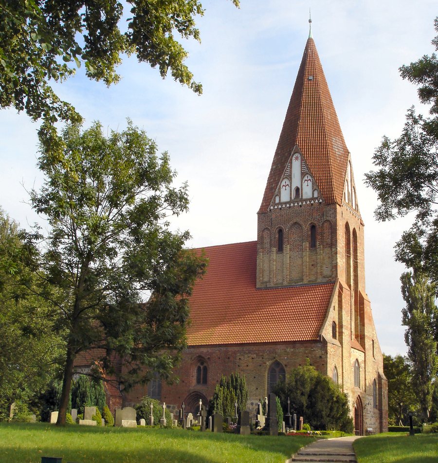 File:Kirche Parkentin.jpg