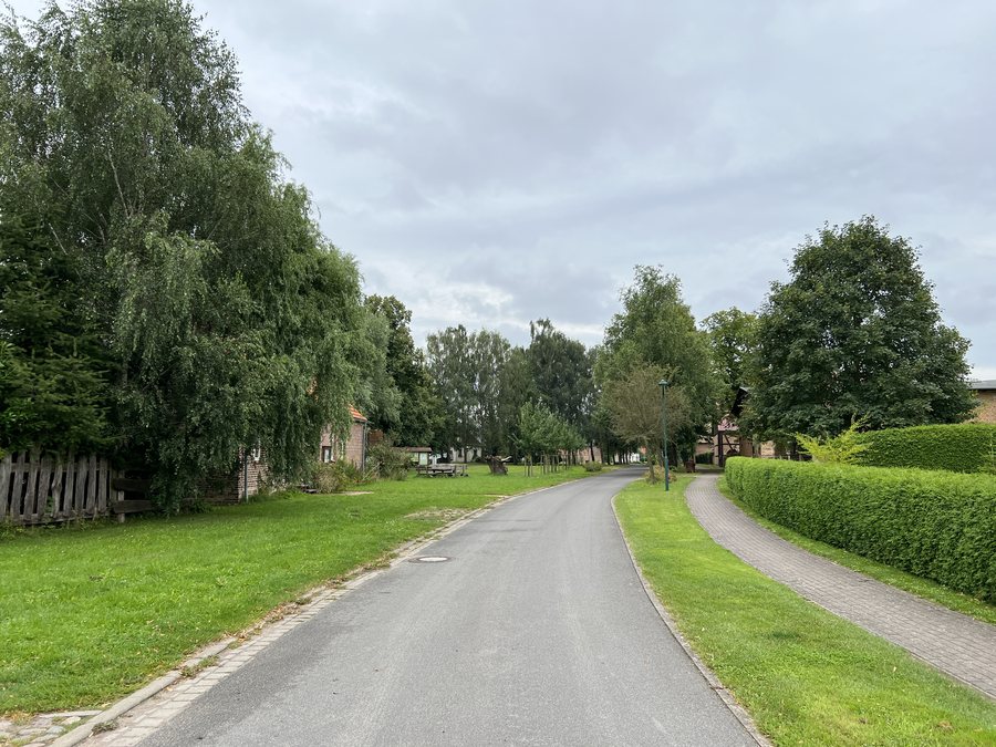 File:Bugewitz Dorfstraße lub 2024-07-27.jpg