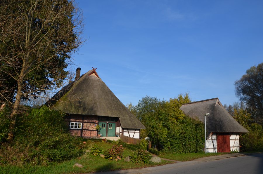 File:Hallenhaus mit Scheune Groß Grenz.JPG